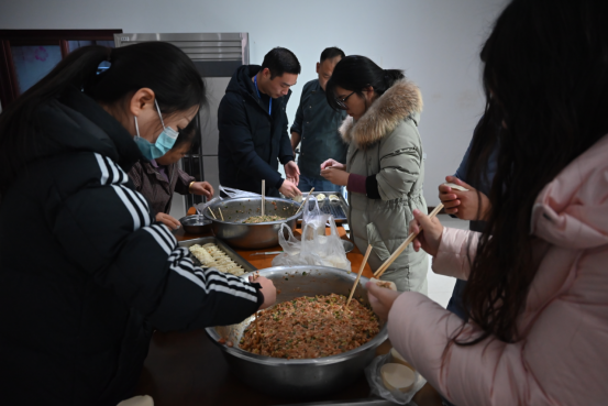 濃情餃子 溫暖冬至——寶盈建設(shè)開(kāi)展冬至包餃子活動(dòng)！